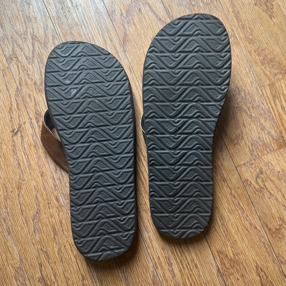 Reef Men's Tan and Black Flip Flops Size 10 - Picture 2 of 9